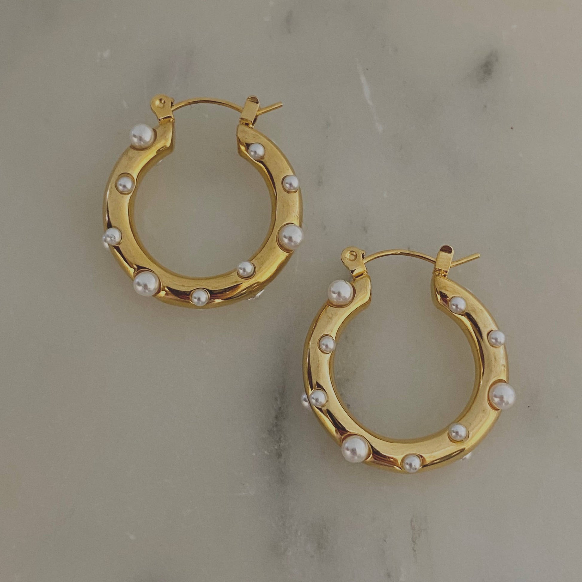 Amady Jewelry Øredobber gull PEARLS GOLD HOOPS ØRERINGER - GULL/HVIT PERLE (GULLBELAGT 18k)