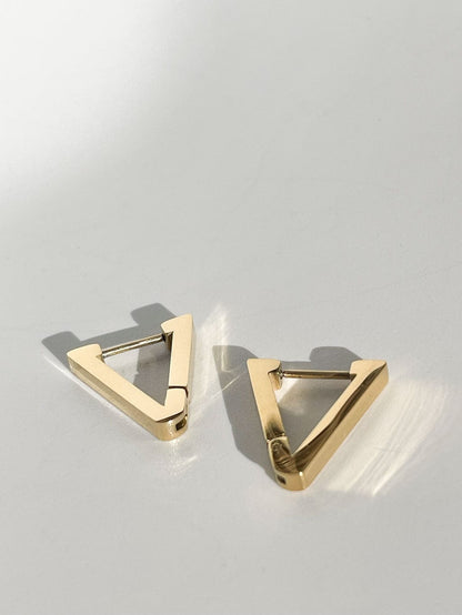 MEA NANI JEWELLERY Øredobber Gull BASIC TRIANGLE HOOPS - GULLBELAGT (14K)