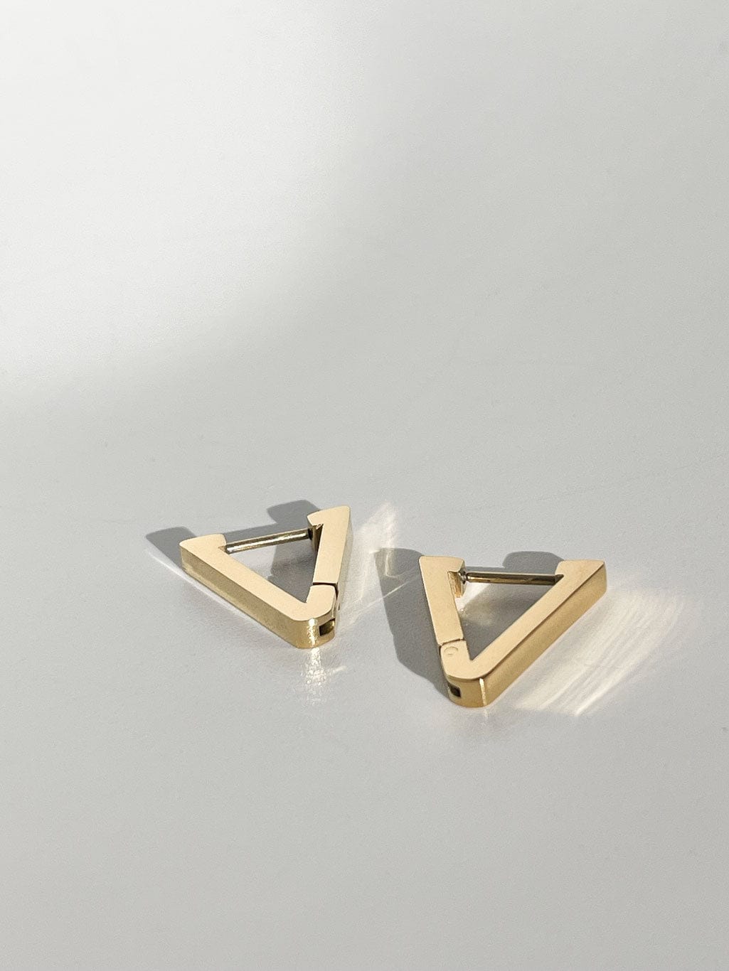 MEA NANI JEWELLERY Øredobber Gull BASIC TRIANGLE HOOPS - GULLBELAGT (14K)