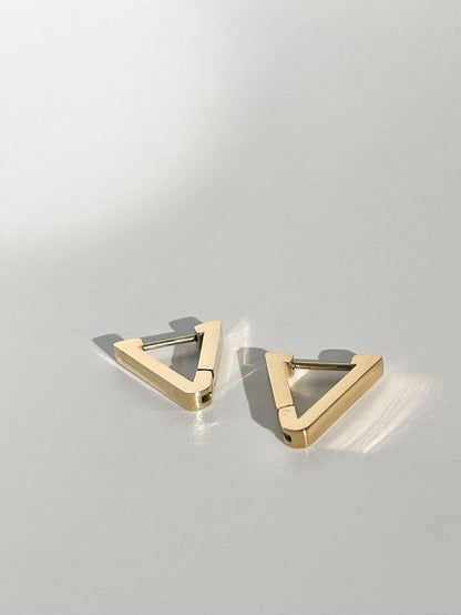 MEA NANI JEWELLERY Øredobber Gull BASIC TRIANGLE HOOPS - GULLBELAGT (14K)