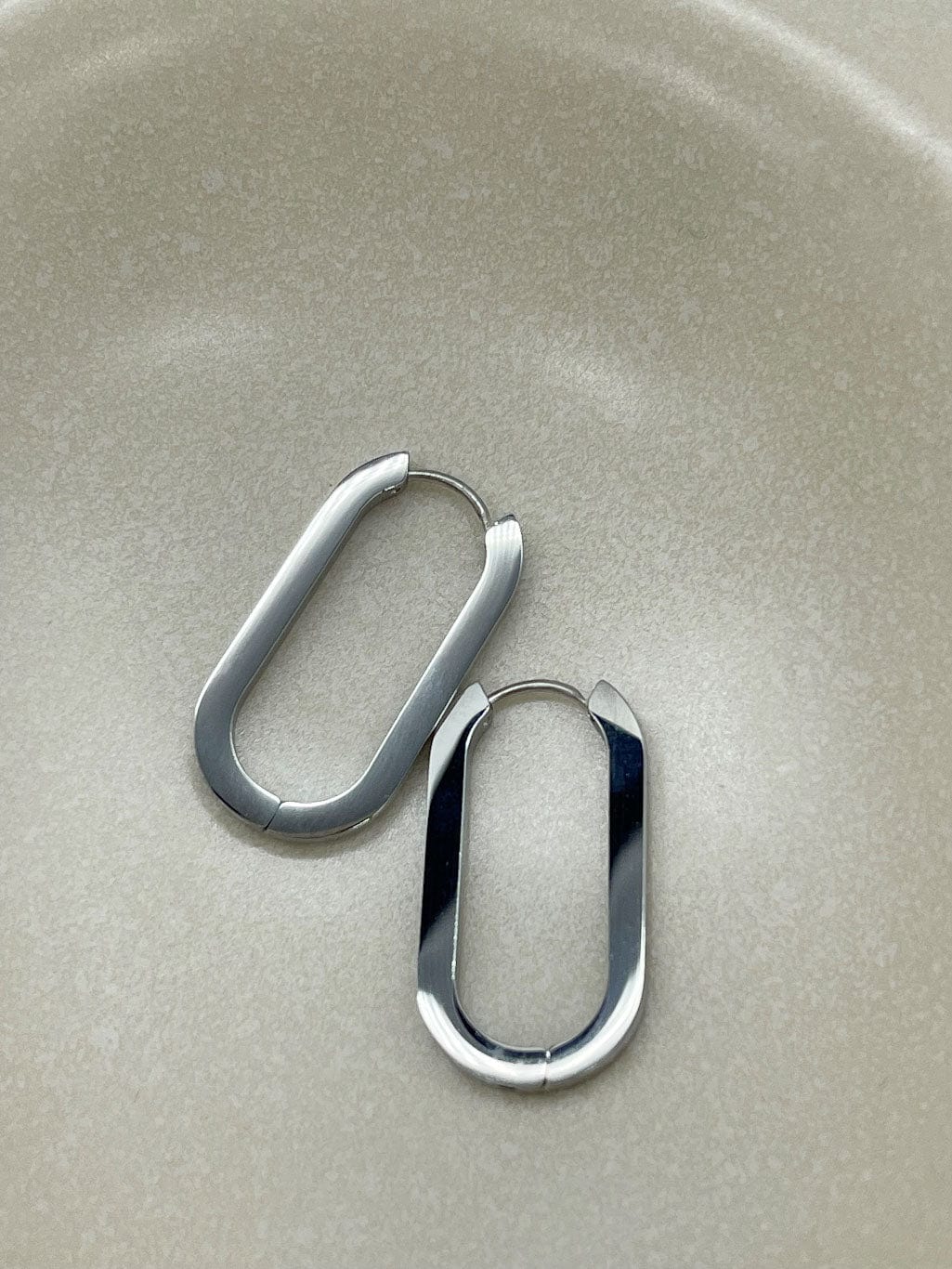 MEA NANI JEWELLERY Øredobber Sølv BASIC OVAL HOOPS - SØLV